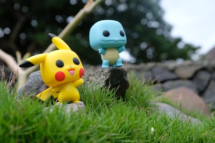 juguetes de pokemon en la hierba
