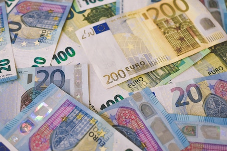 euros en la mesa
